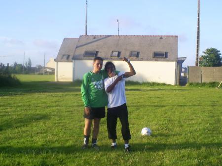 moi et guillaume sur terrain de foot laissé vos comm 